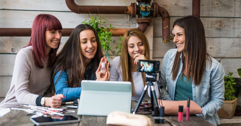 4 girls look at a tablet